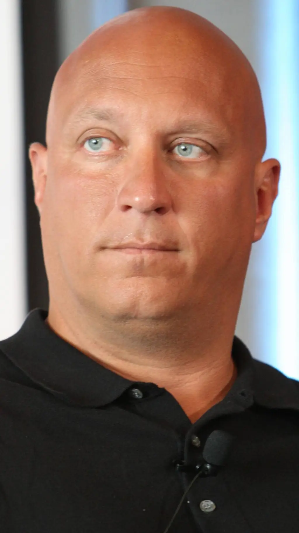 ai character: steve wilkos background