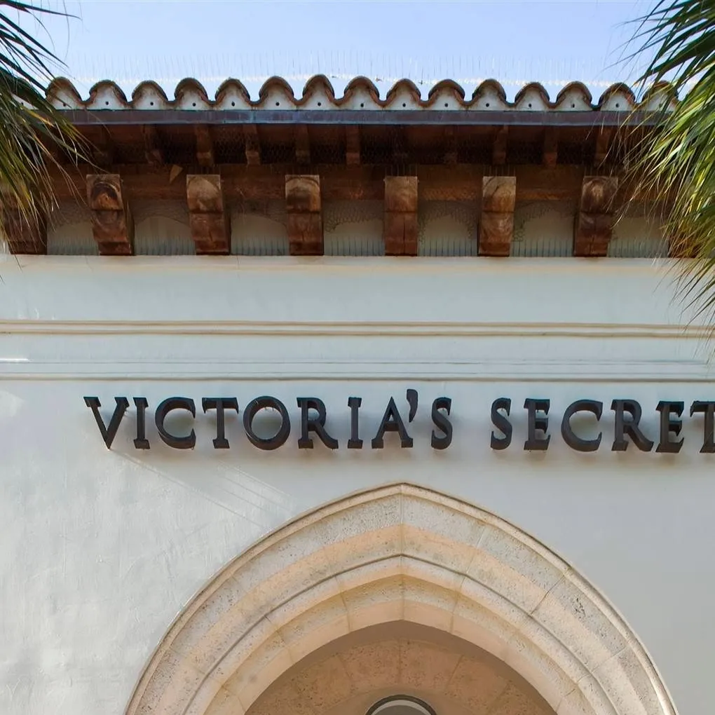 chat with ai character: Victoria's secret