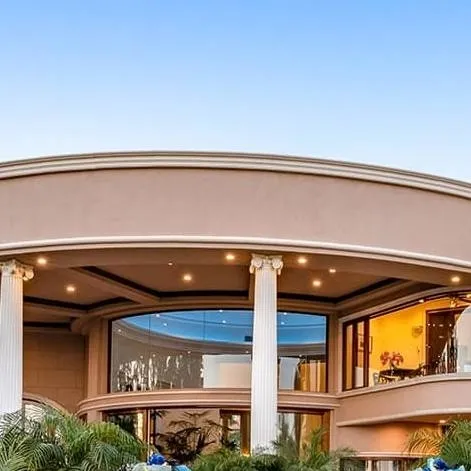 chat with ai character: passages malibu 