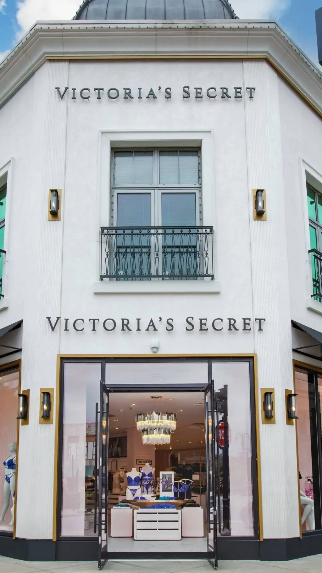 ai character: Victoria's secret  background