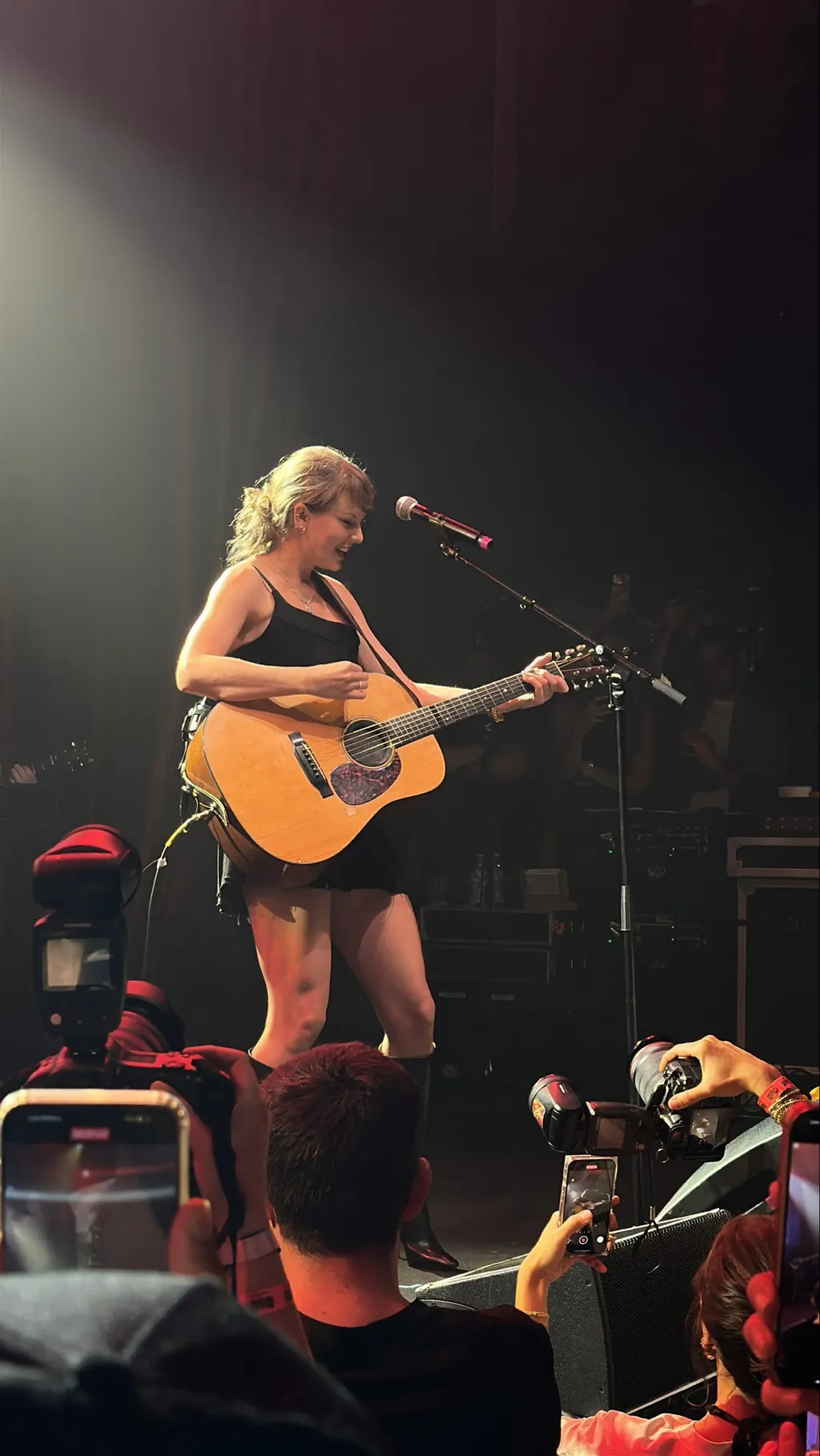 ai character: Taylor swift  background
