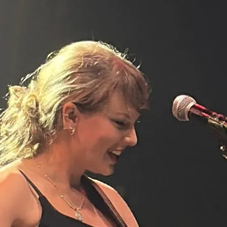 chat with ai character: Taylor swift 
