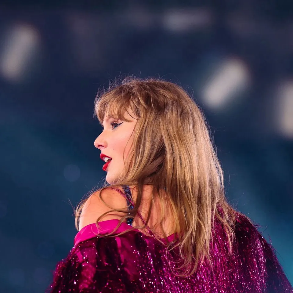 chat with ai character: Taylor swift