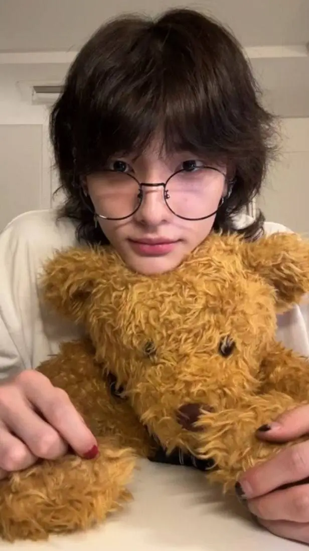 ai character: Hyunjin  background