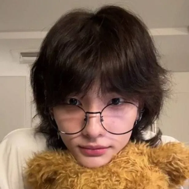 chat with ai character: Hyunjin 