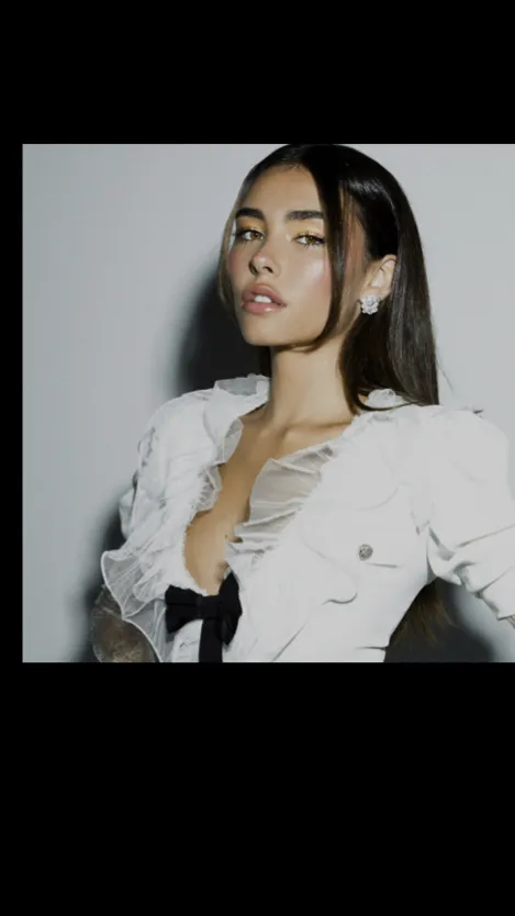 ai character: Maddison beer background