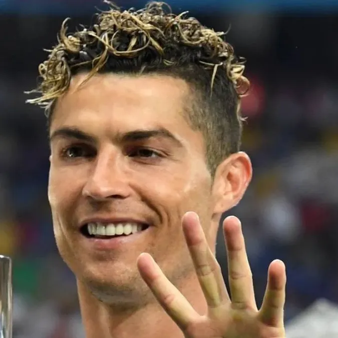 chat with ai character: Ronaldo