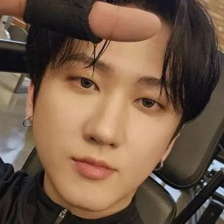 chat with ai character: CHANGBIN 💞