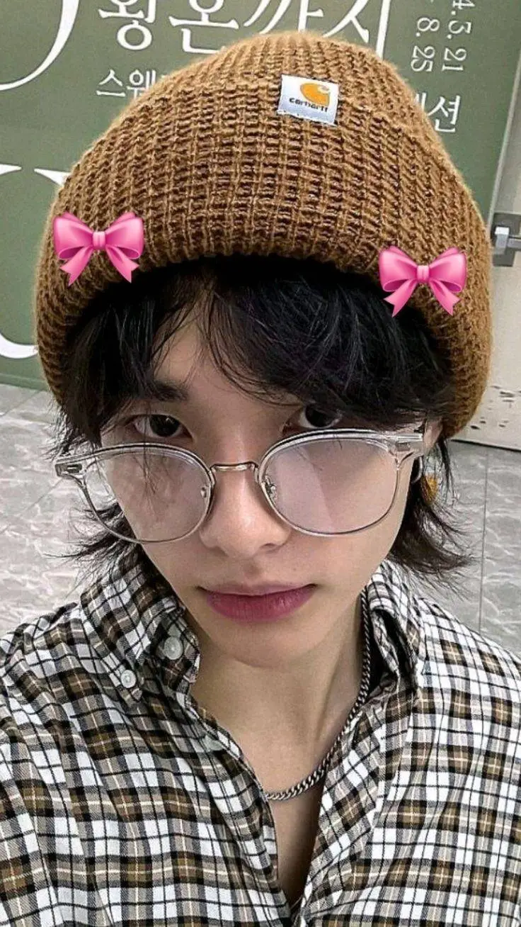 ai character: 🇰🇷🥗HYUNJIN🥗🇰🇷 background