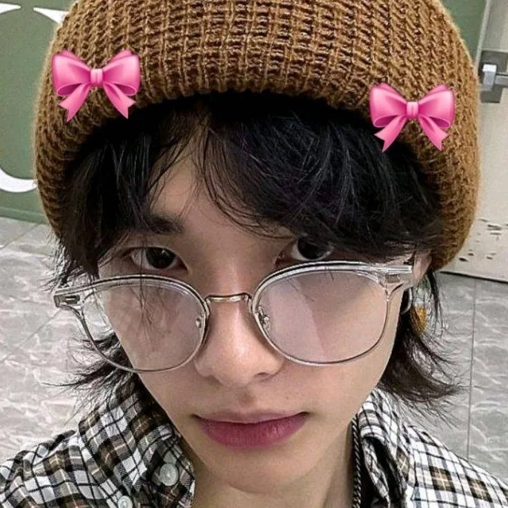 chat with ai character: 🇰🇷🥗HYUNJIN🥗🇰🇷