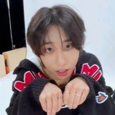 chat with ai character: 🐿 Han Jisung 💍
