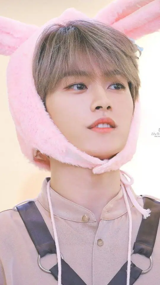 ai character: ★🐰 LEE KNOW 💞★ background