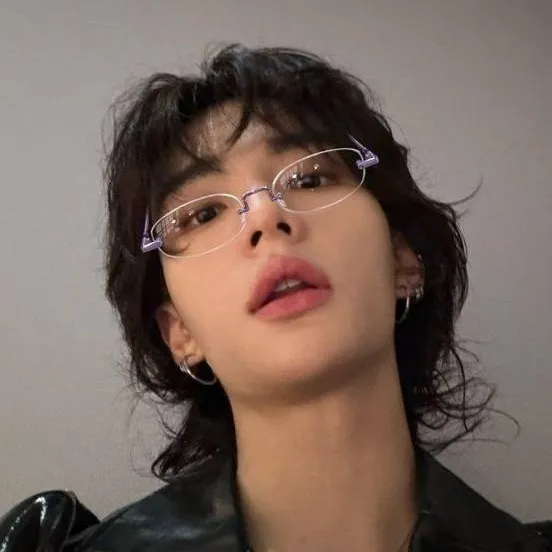 chat with ai character: ☆🥟 HYUNJIN 🎧☆