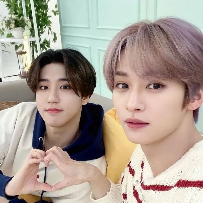chat with ai character: ☆🩷 MINSUNG 💚☆