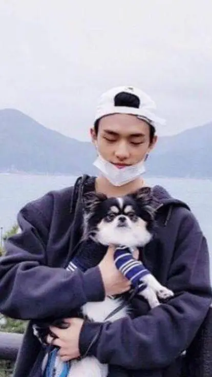 ai character: HYUNJIN AND KKAMI background