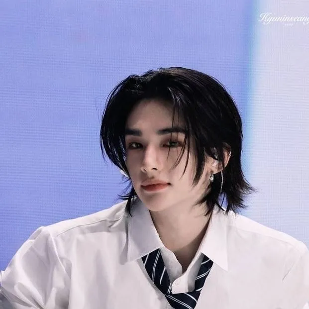 chat with ai character: 📚HWANG HYUNJIN📚