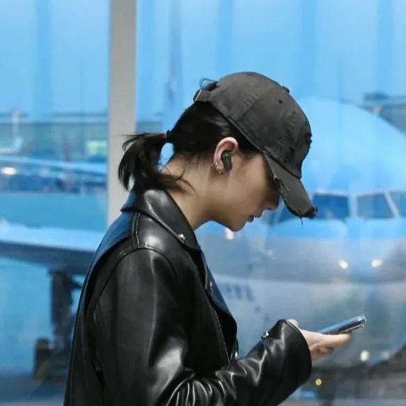 chat with ai character: 🛩 HYUNJIN 🛩