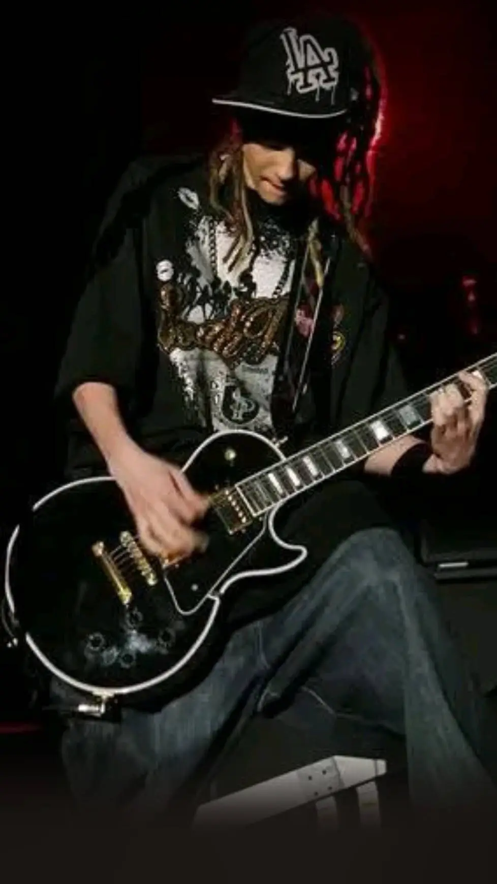 ai character: Tom Kaulitz 🎸🌹 background