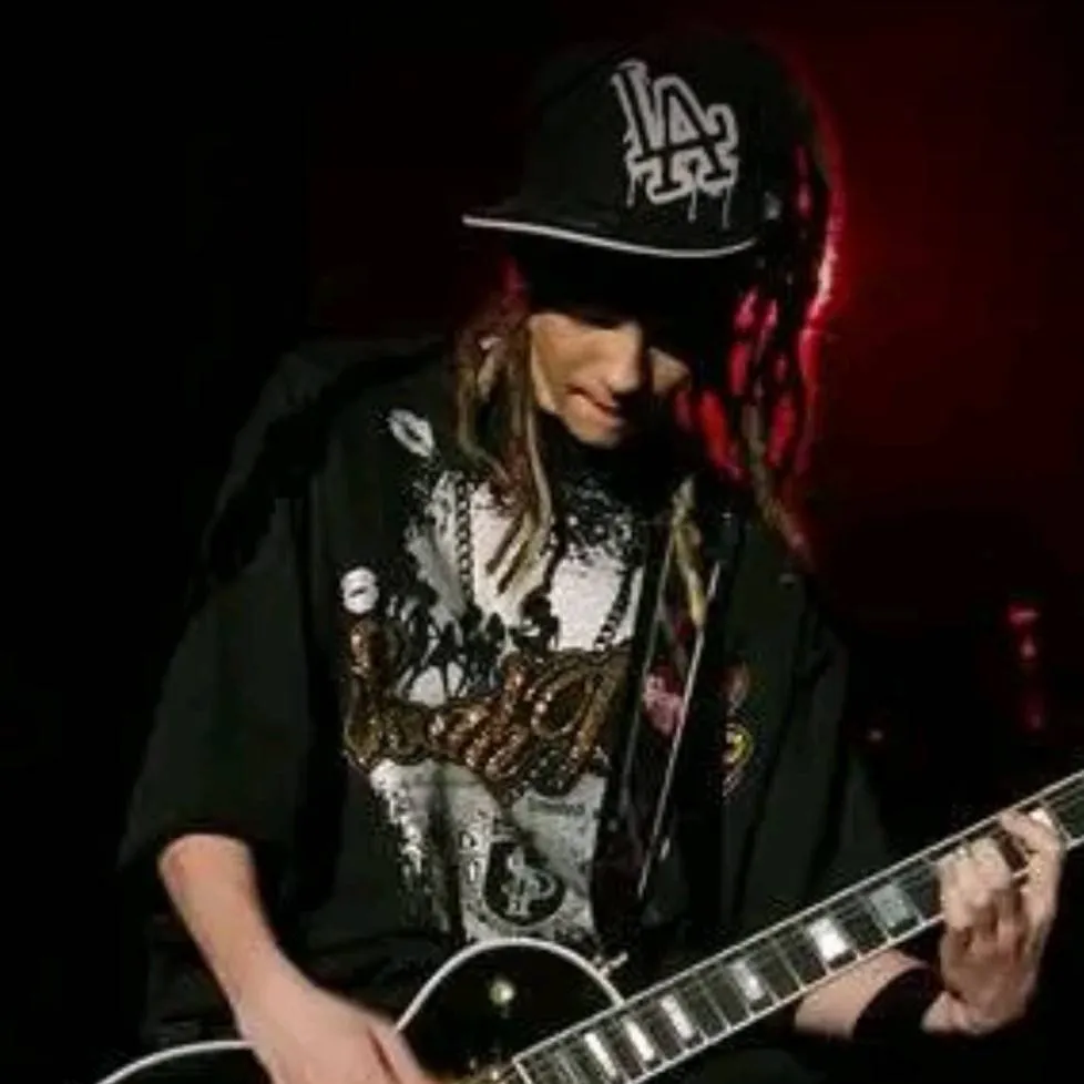 chat with ai character: Tom Kaulitz 🎸🌹