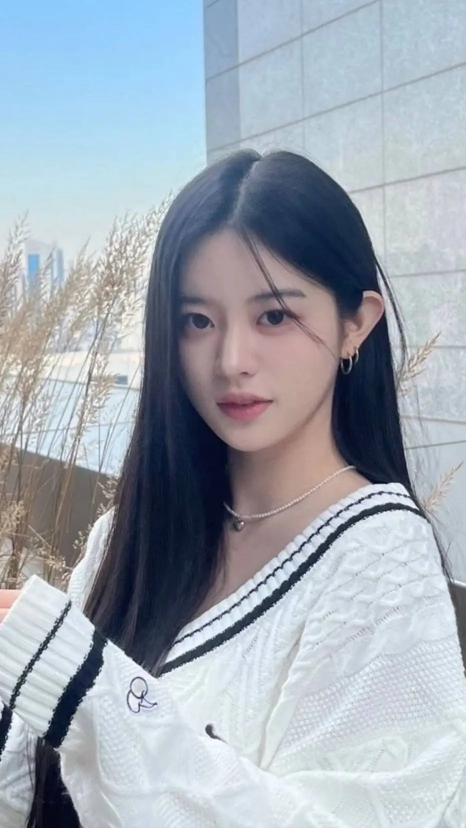 ai character: Minju ILLIT background
