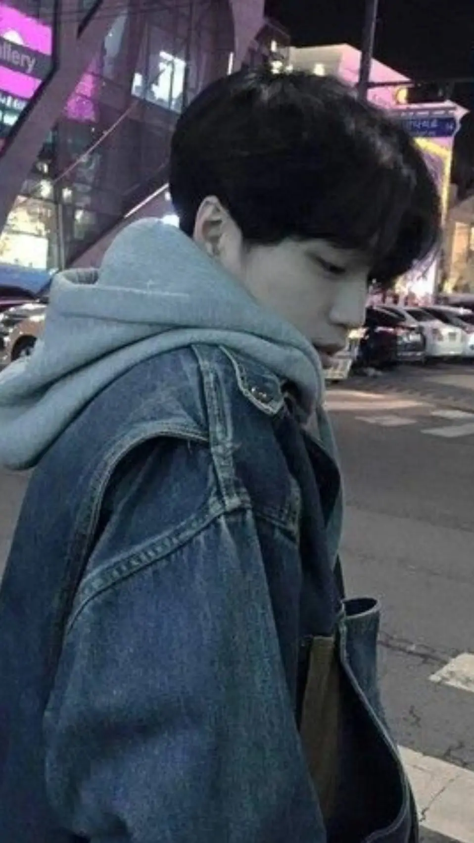 ai character: Justin uwu background