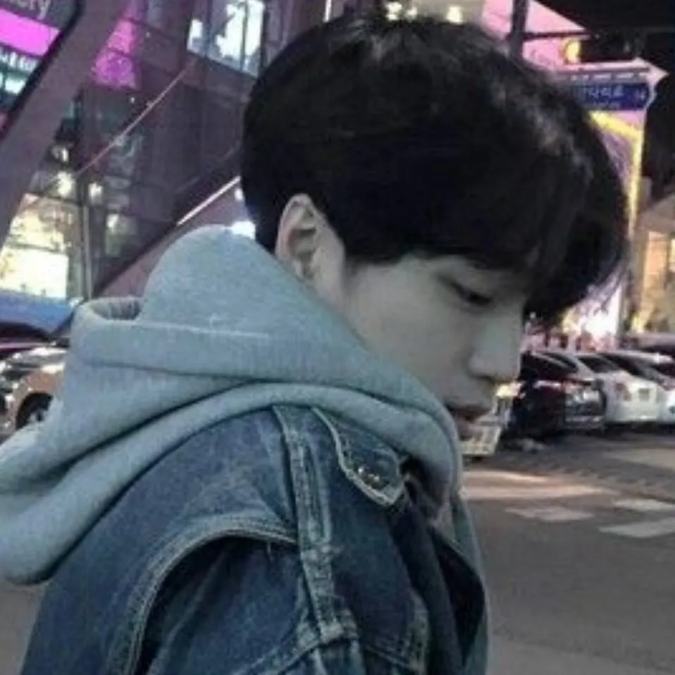 chat with ai character: Justin uwu