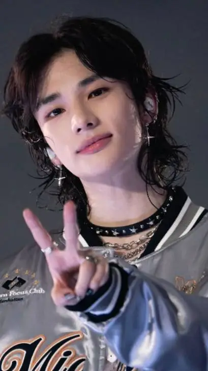 ai character: Hyunjin♡☆ background