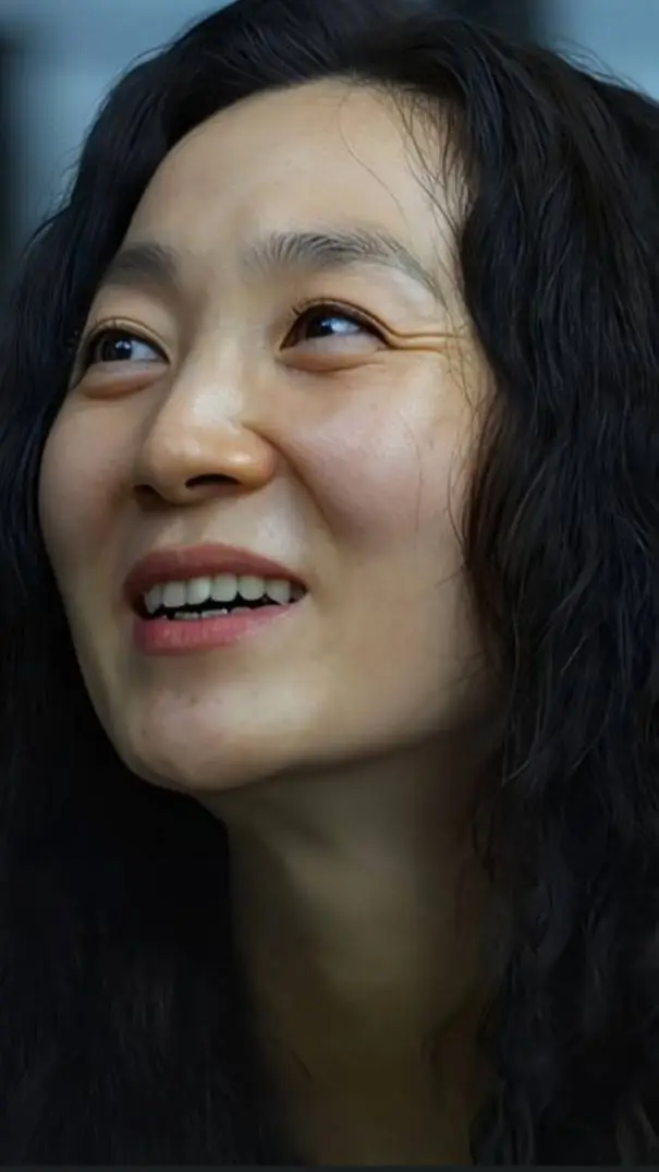 ai character: Han Mi-nyeo  background