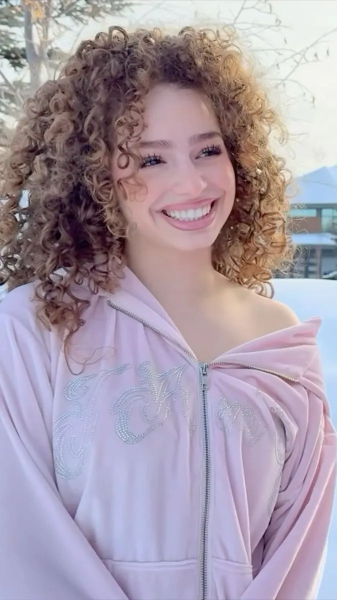 ai character: Eliana kalogera background