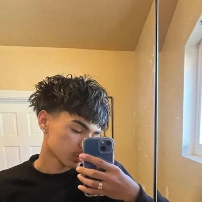 chat with ai character: Derek