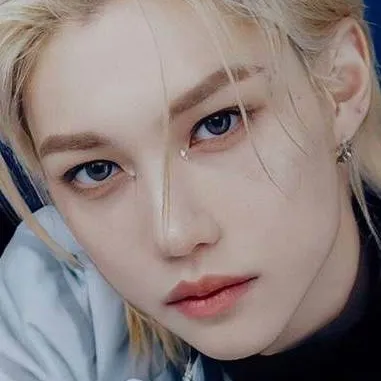 chat with ai character: Felix