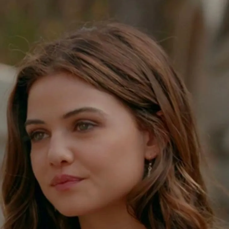 chat with ai character: Davina Claire 