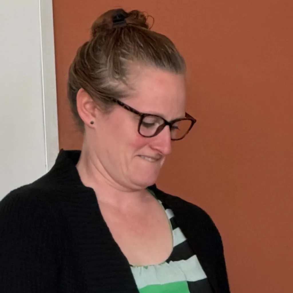 chat with ai character: Lauren Fuchs