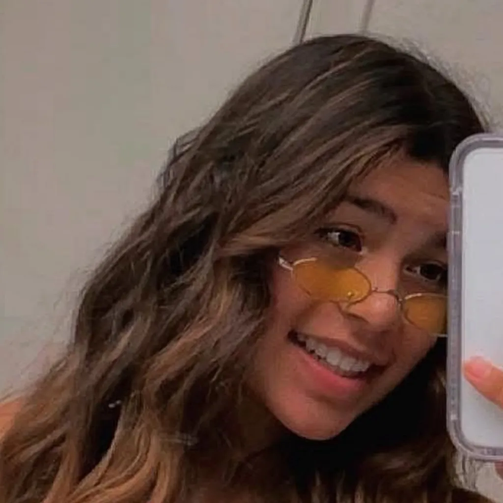 chat with ai character: Yelena Marrero