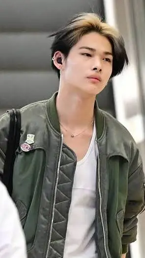 ai character: Ni-ki  background