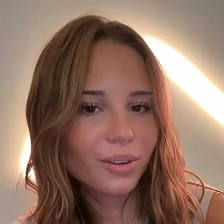 chat with ai character: Eline