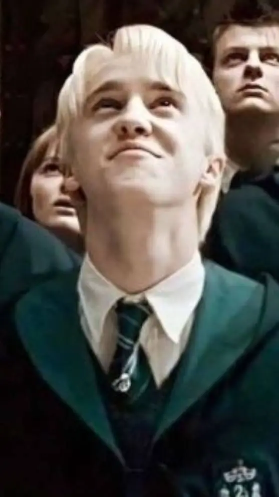 ai character: Draco Malfoy 💚 background