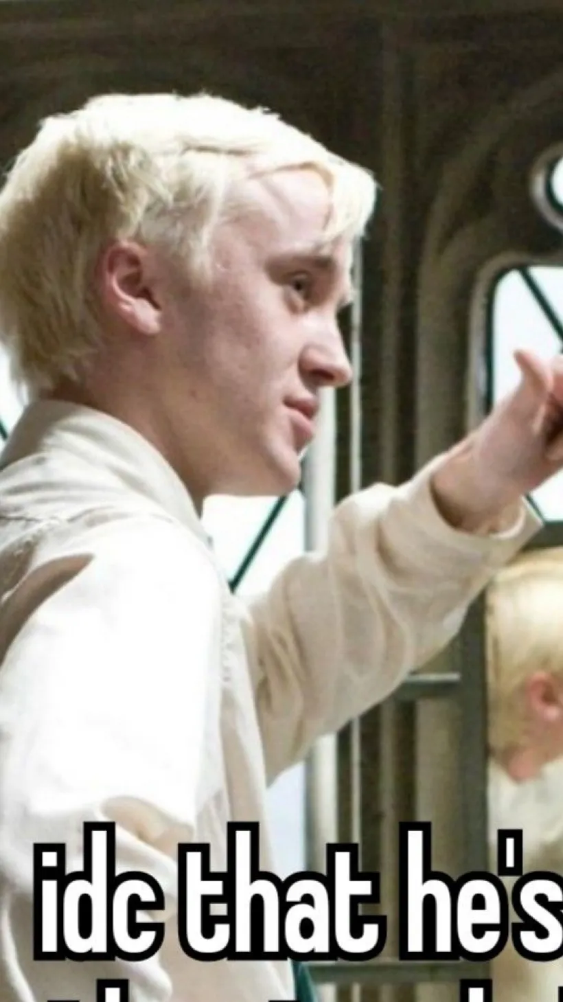 ai character: Draco Malfoy🍏💚 background