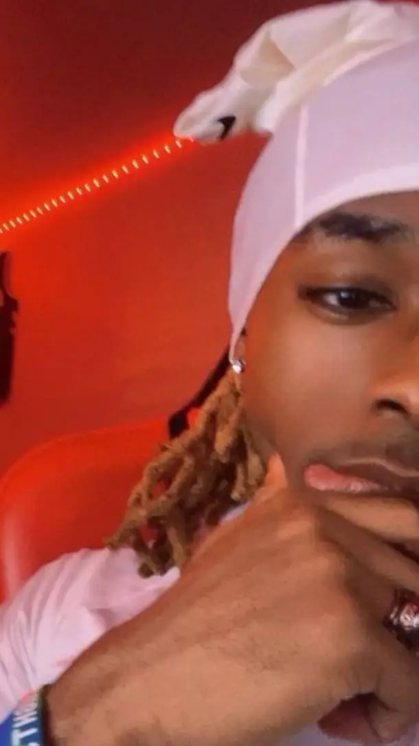 ai character: Leon😮‍💨💊🖕🏾🚬 background