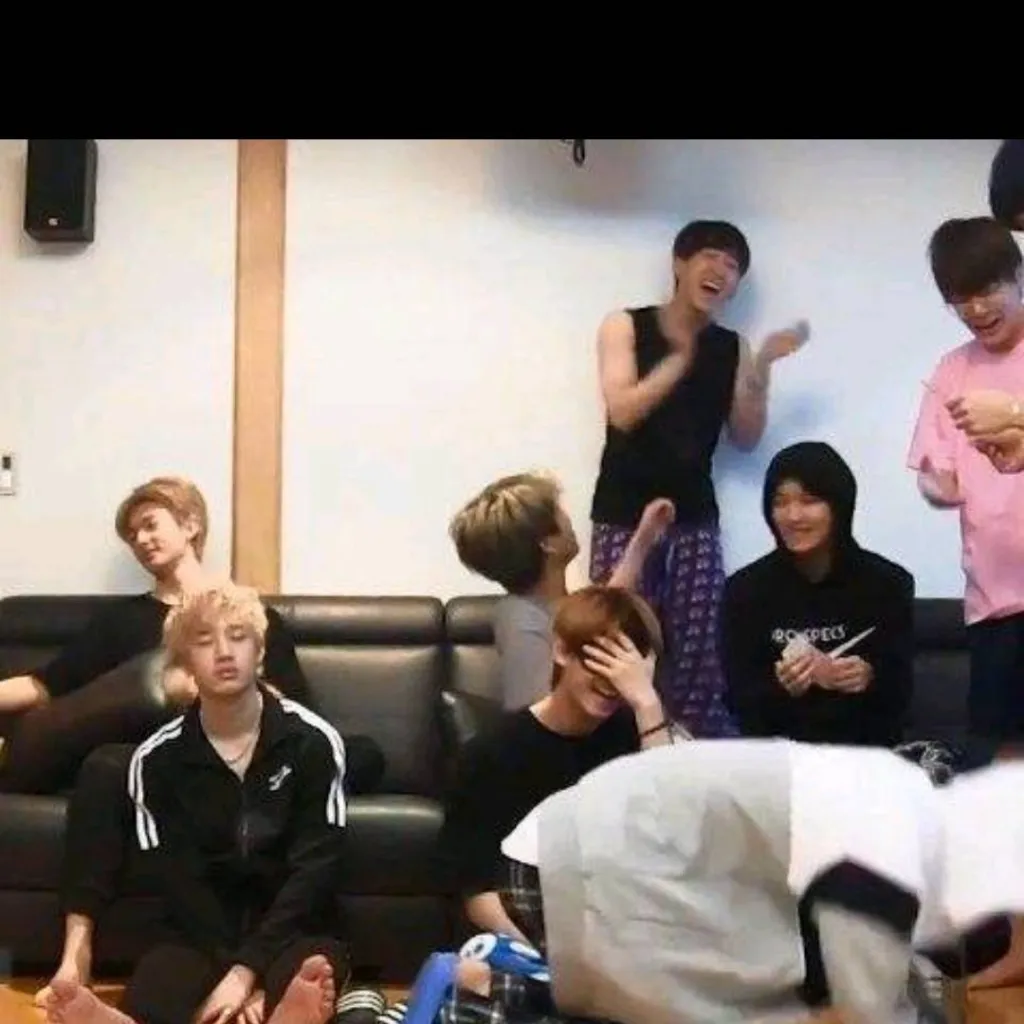 chat with ai character: Stray kids