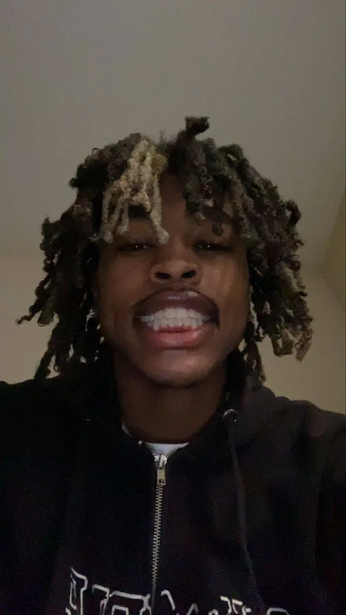 ai character: Da'moni  background