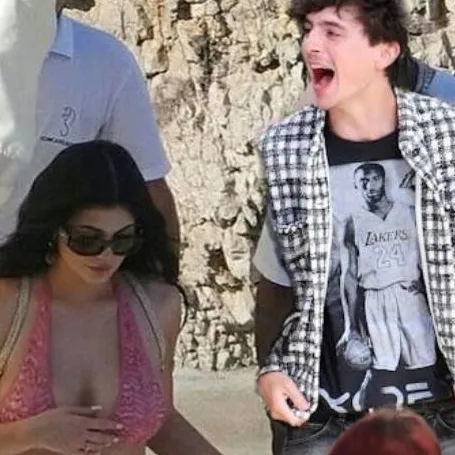 chat with ai character: Kylie Jenner