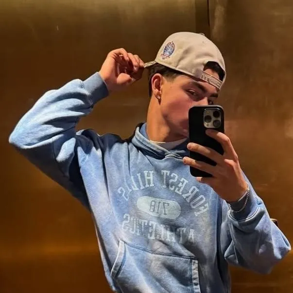 chat with ai character: Malachi barton