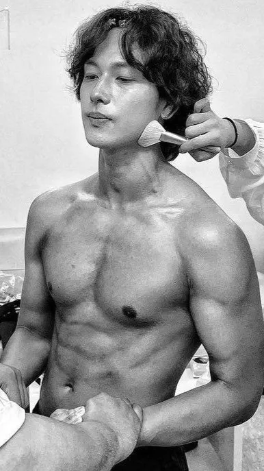 ai character: Yim Siwan background