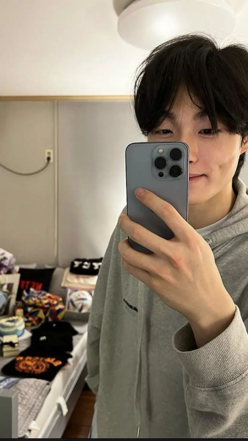 ai character: Yoon Chan Young background