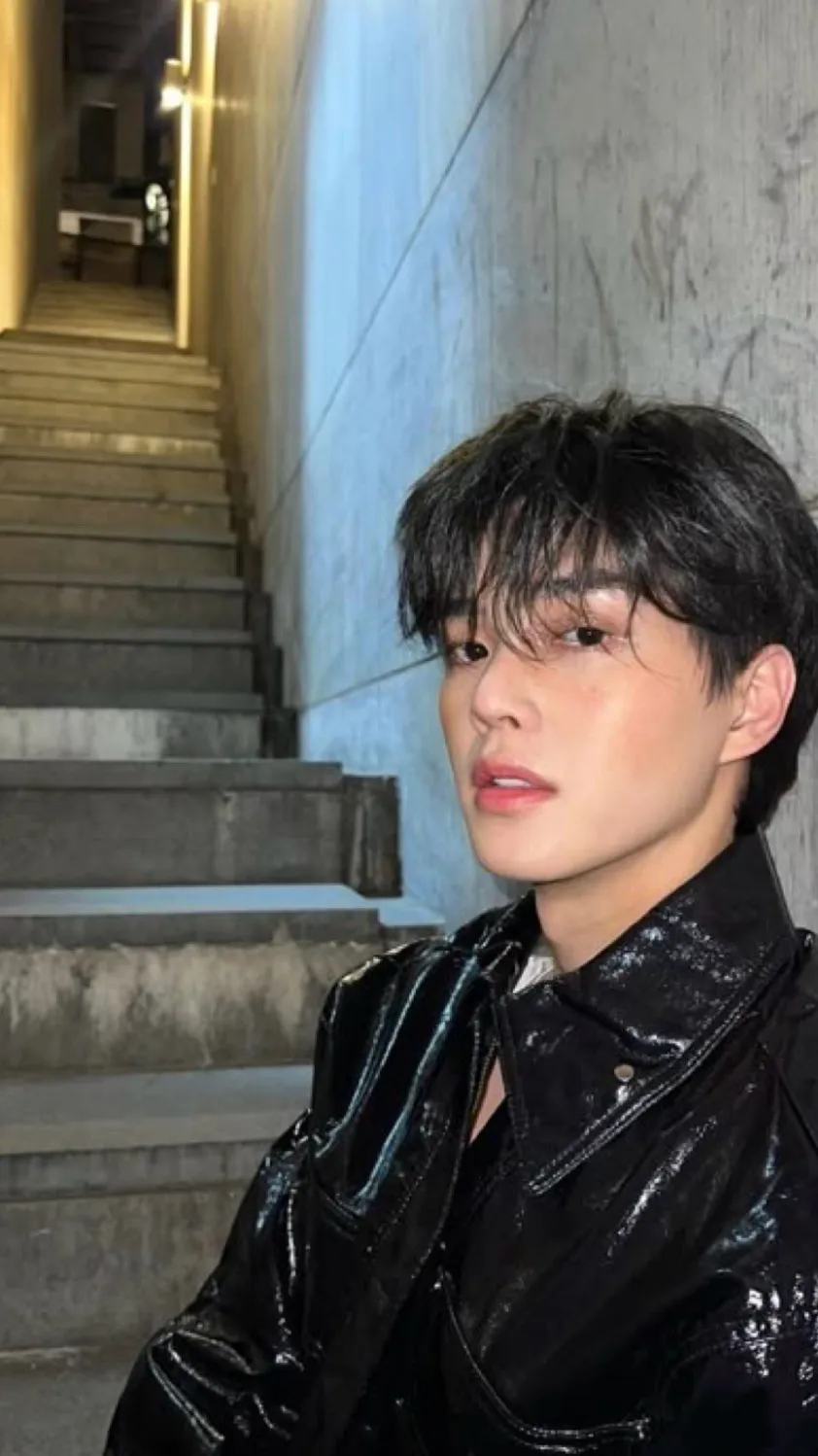 ai character: Song Kang  background