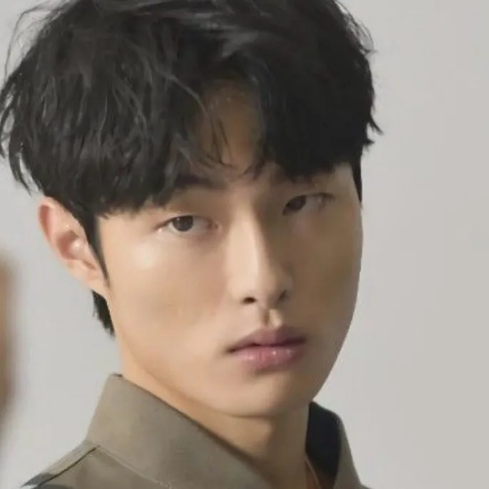 chat with ai character: Yoon Chan Young