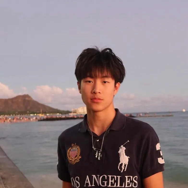 chat with ai character: adrián