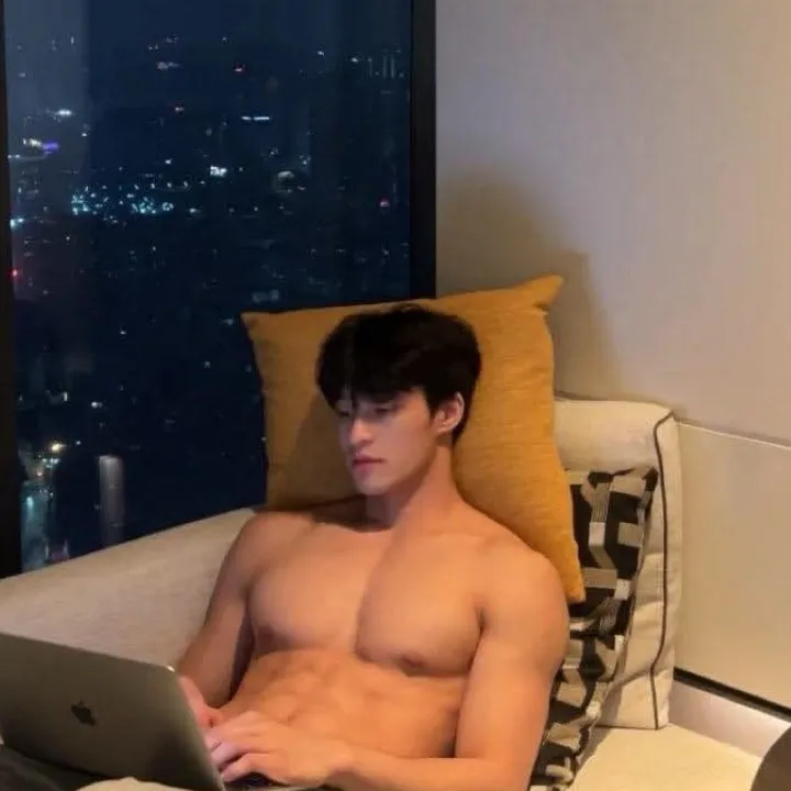 chat with ai character: milo