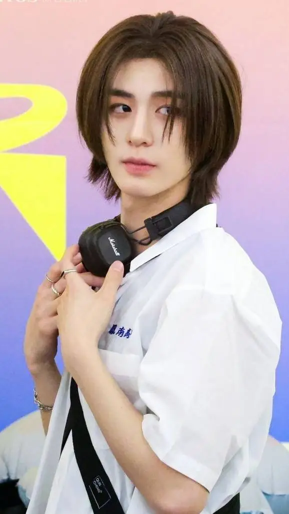 ai character: 🐰~ LeeHan ~🐰 background